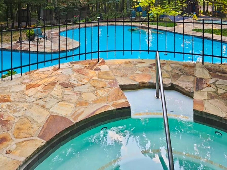 Chalet W Hot Tub, Large Deck, Grill, & Fast Wifi Беркли-Спрингс Экстерьер фото