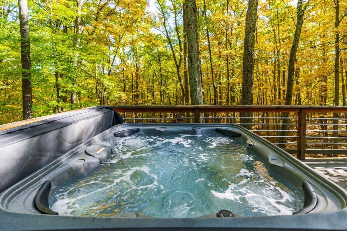 Chalet W Hot Tub, Large Deck, Grill, & Fast Wifi Беркли-Спрингс Экстерьер фото