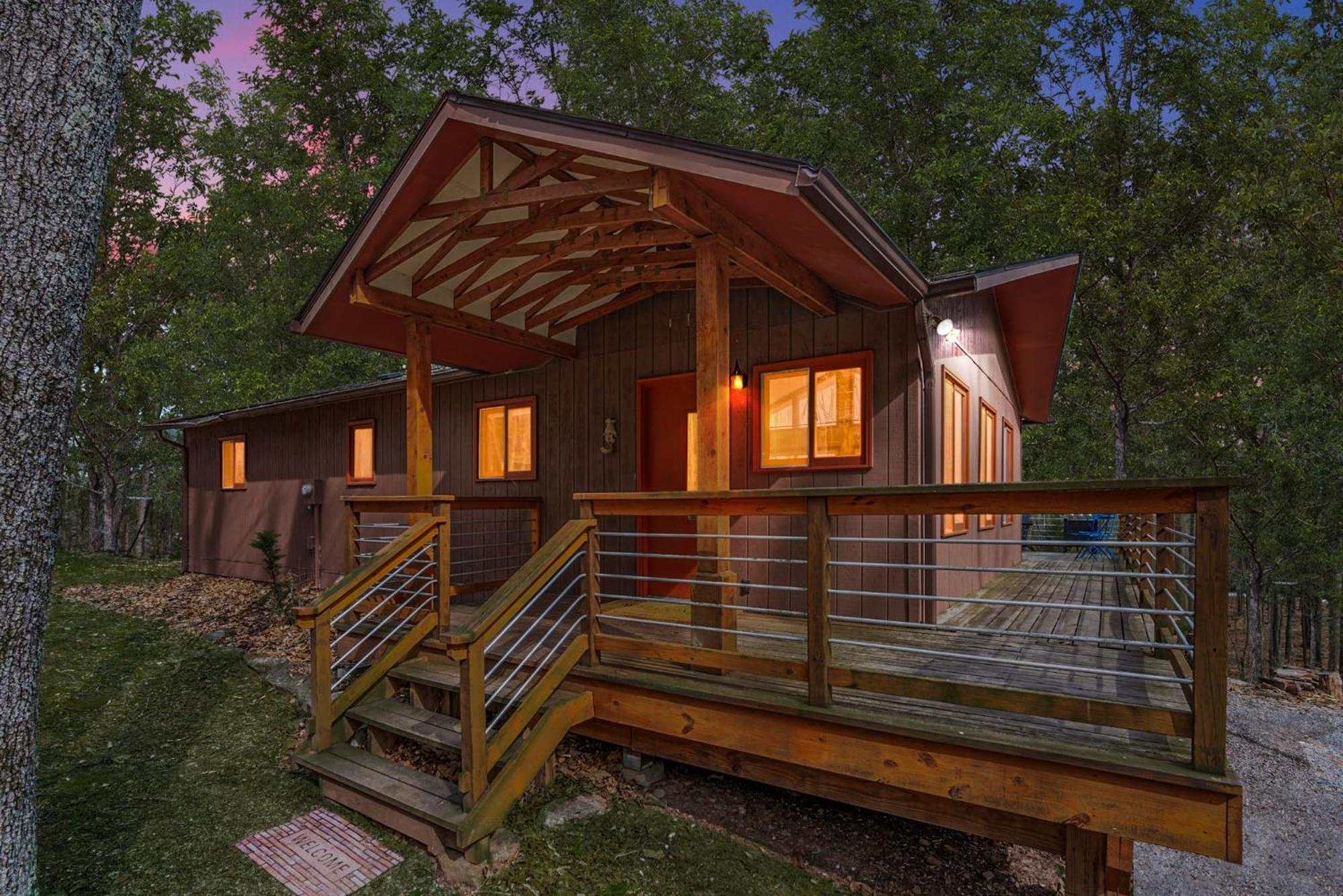 Chalet W Hot Tub, Large Deck, Grill, & Fast Wifi Беркли-Спрингс Экстерьер фото