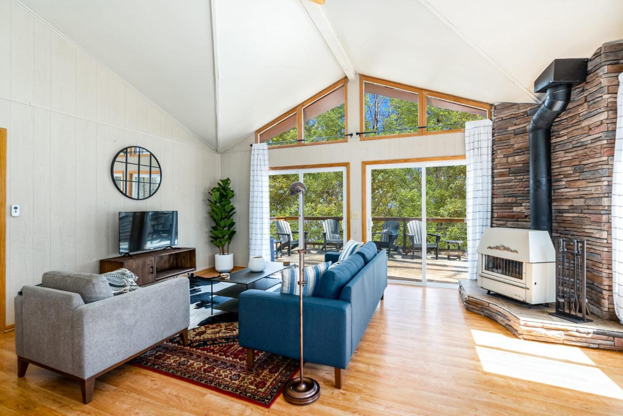 Chalet W Hot Tub, Large Deck, Grill, & Fast Wifi Беркли-Спрингс Экстерьер фото